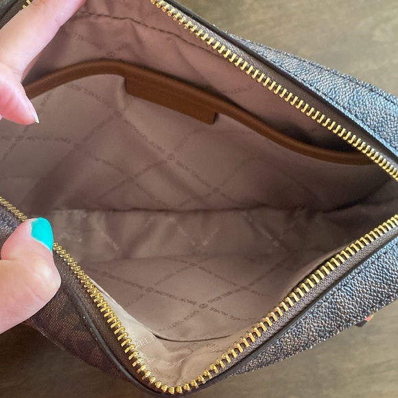 Michael Kors signature purse - Picture 4 of 5